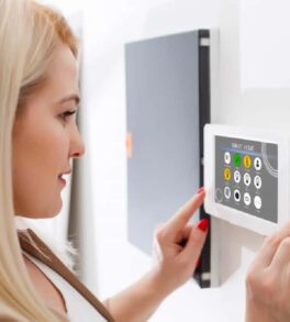 woman-controlling-multi-zone-heating woman-controlling-multi-zone-heating